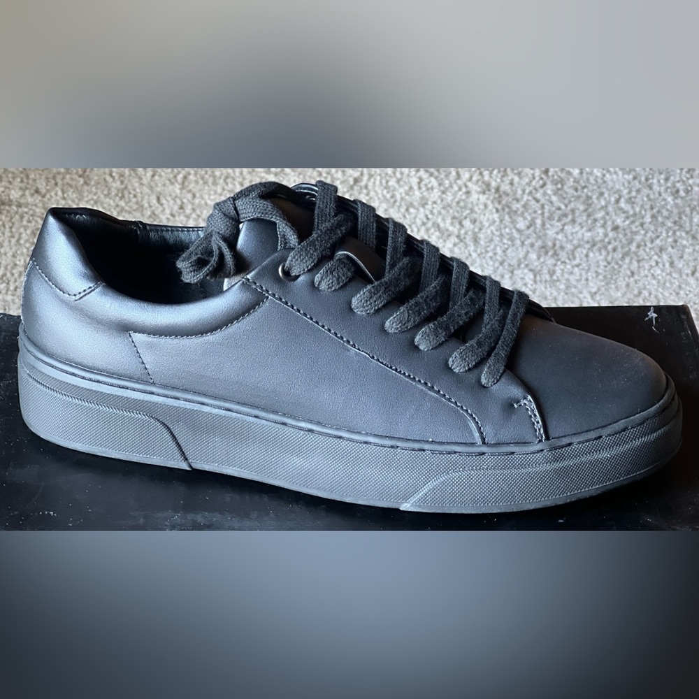 Classic Black Casual Men's Sneakers Size 8.5